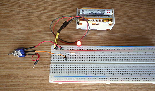 発光ダイオード（LED）を光らせている様子