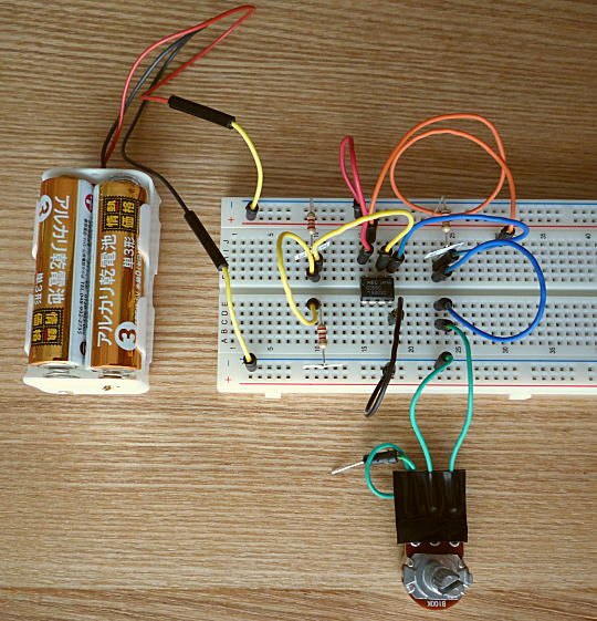 コンパレータの実験の回路をブレッドボード上に構成した様子